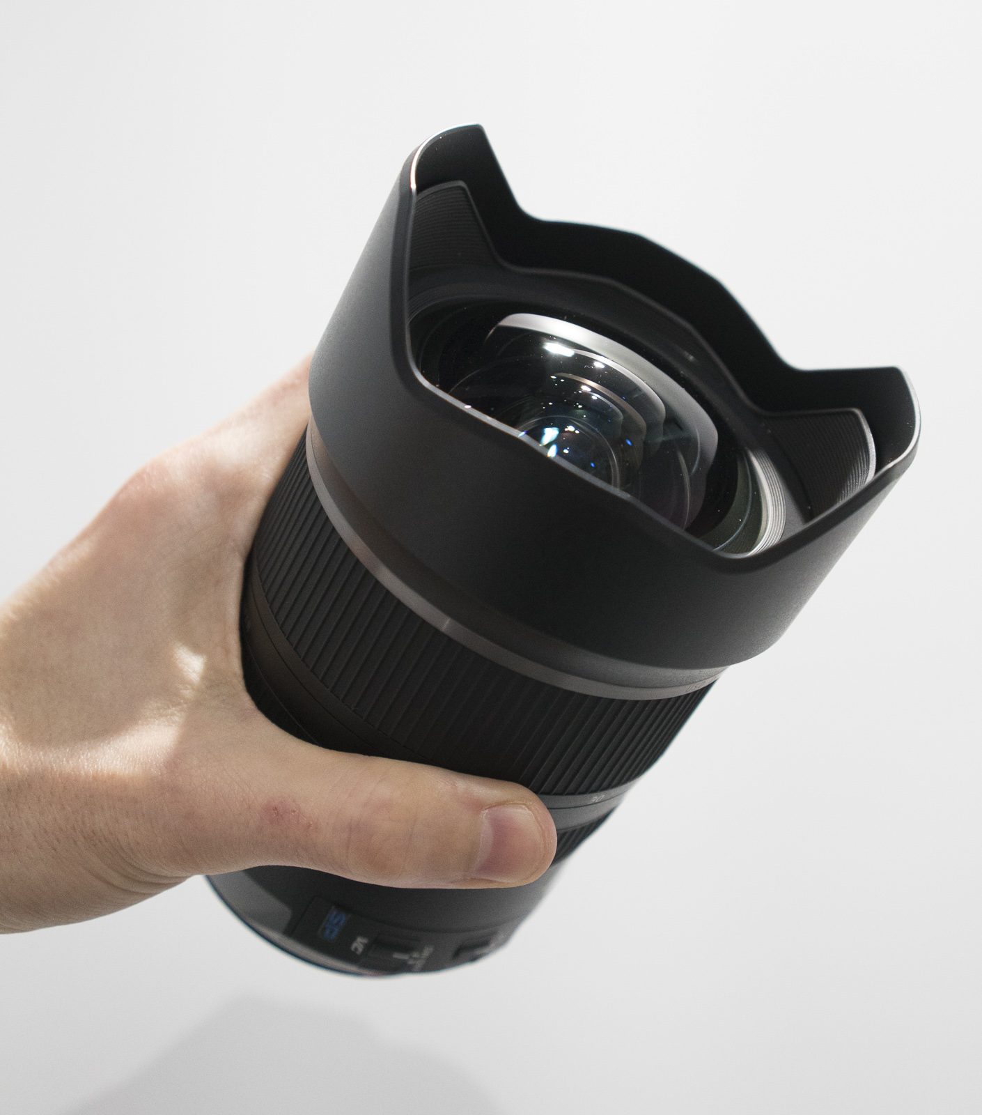 Objetivo Tamron SP 15-30 mm f/2,8 Di VC USD, con mecanismo de doble parasol